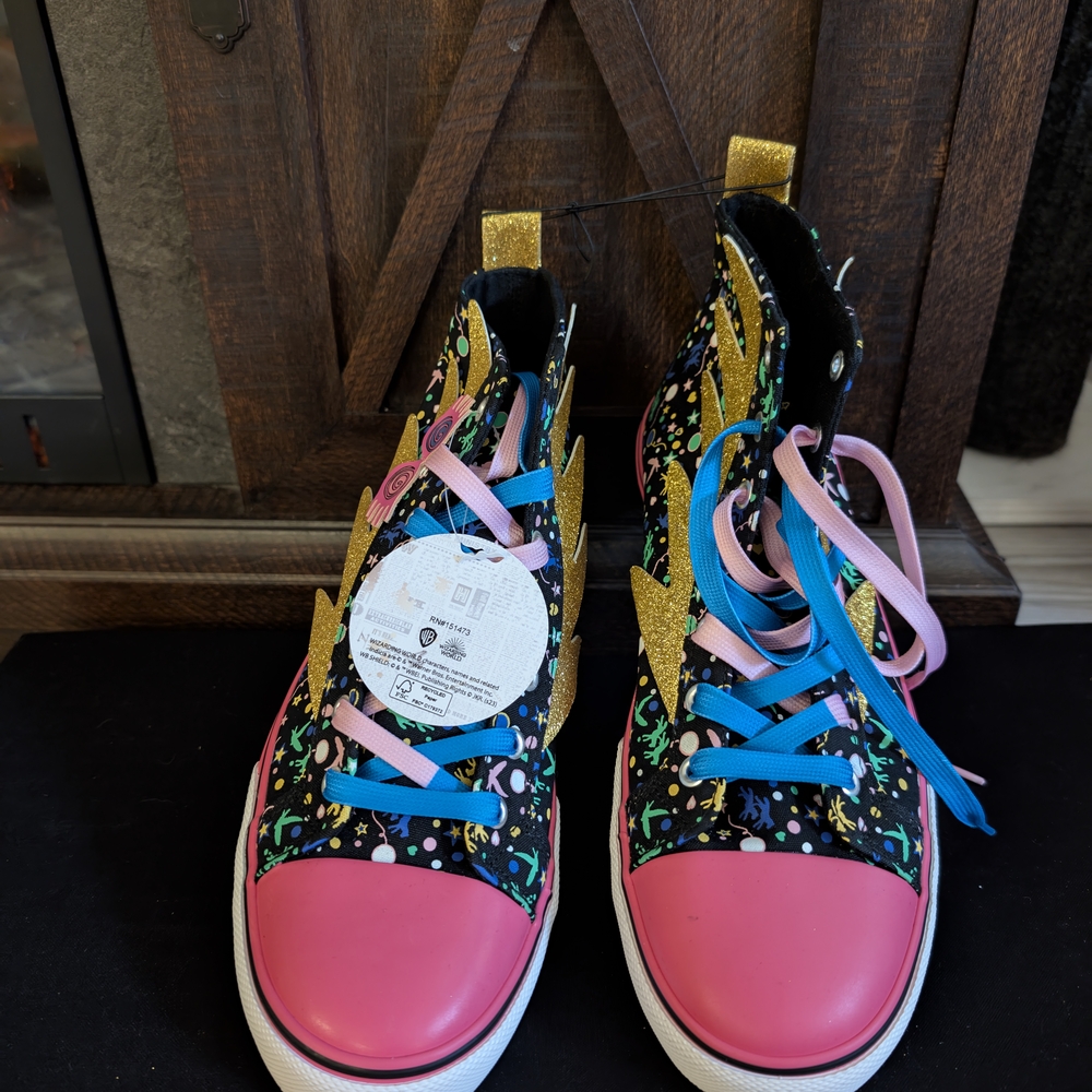 Vibrant Women's Sneakers with Pink and Gold Details
